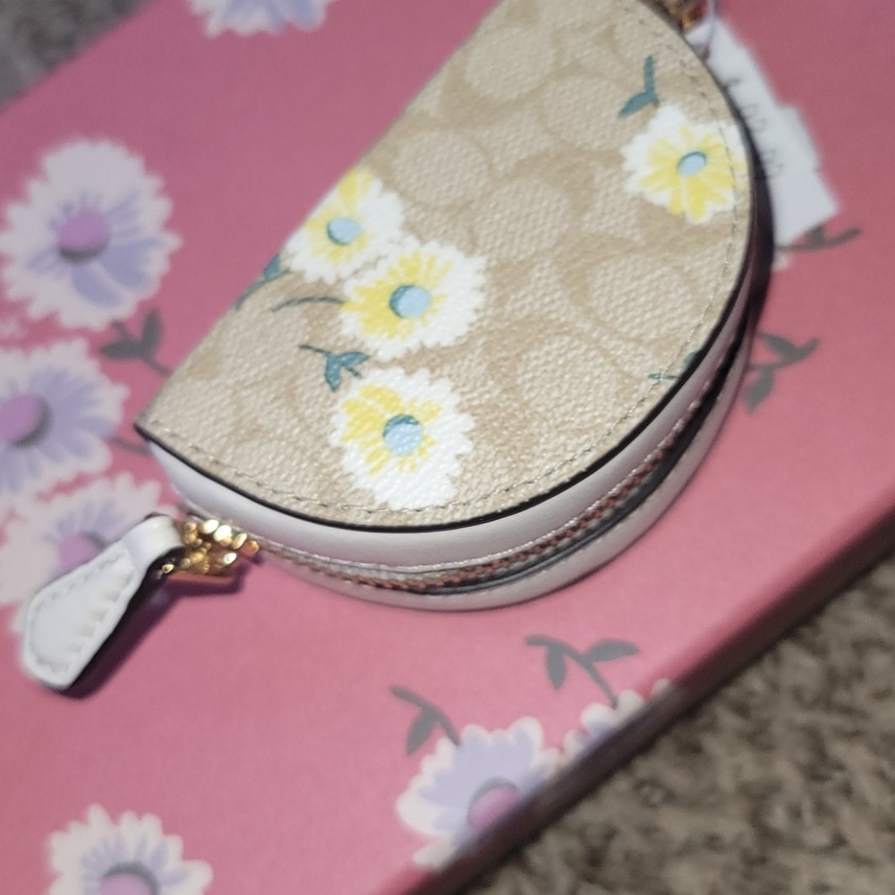 Brand new coach keycharm - Picture 2 of 3